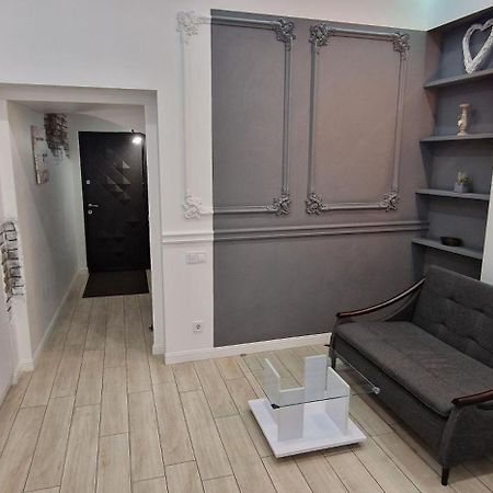 Appartement Чорно -Білий Люкс В Центрі à Lviv Extérieur photo